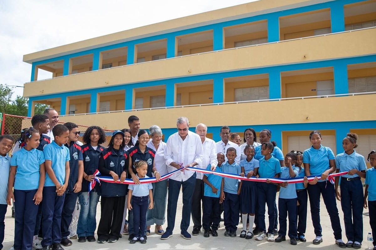 Abinader inaugura dos escuelas en San Pedro de Macorís para 770 estudiantes