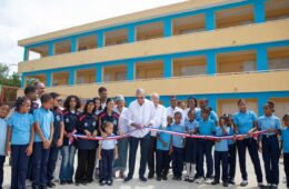 Abinader inaugura dos escuelas en San Pedro de Macorís para 770 estudiantes