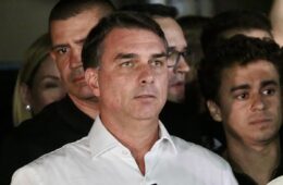Flávio Bolsonaro justifica su salida de Brasil y habla de nuevas elecciones antes de 2030