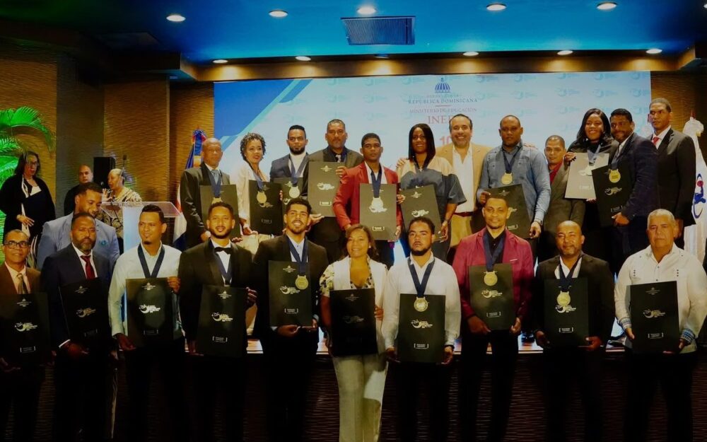 Inefi distingue a 23 docentes en su gala de mérito magisterial en educación física