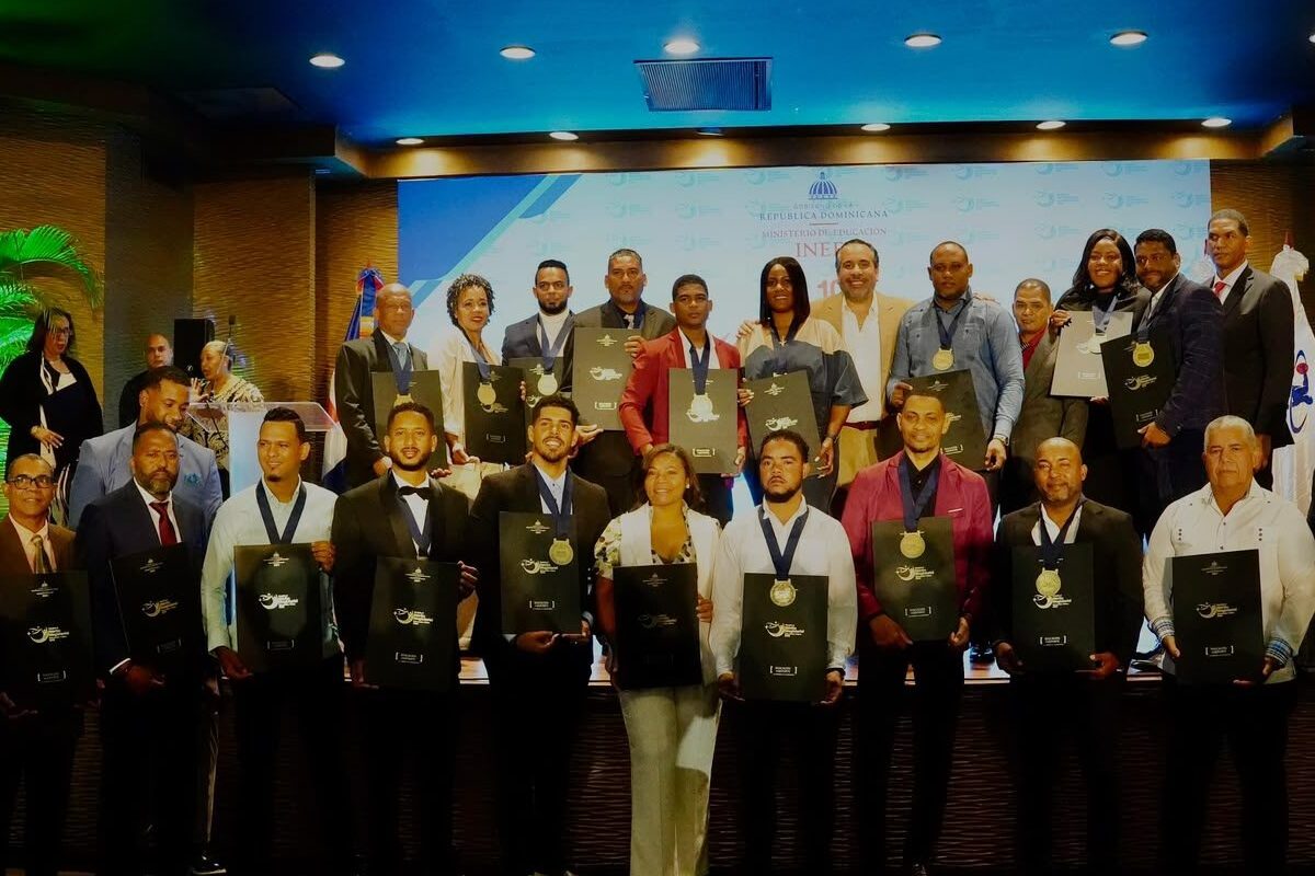 Inefi distingue a 23 docentes en su gala de mérito magisterial en educación física