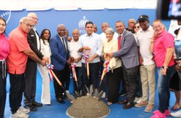 Kelvin Cruz da primer picazo para un estadio de béisbol en Consuelo