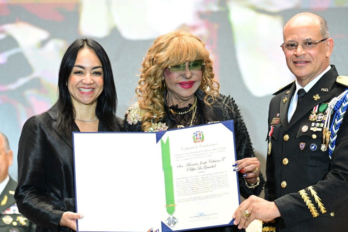 Policía Nacional condecora a Teodoro Reyes y Fefita La Grande en la Orden del Mérito Policial 2026