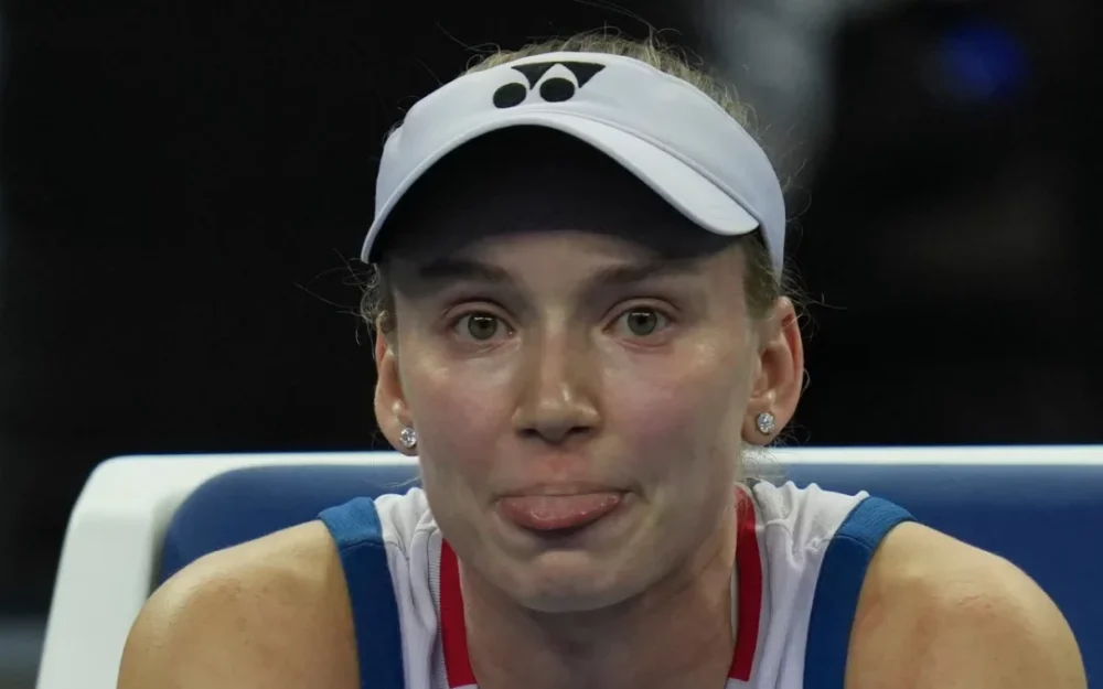 Rybakina confirma el número 1 del año en Tokio tras vencer a Putintseva