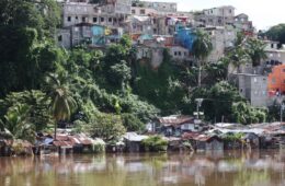 Vecinos de barrios del Gran Santo Domingo denuncian carencias en agua, calles y empleo