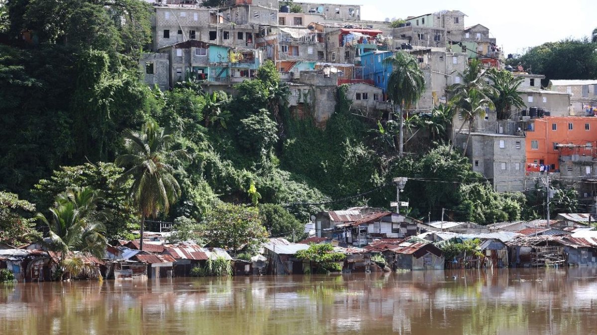 Vecinos de barrios del Gran Santo Domingo denuncian carencias en agua, calles y empleo